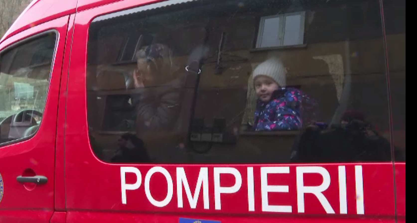 Localnicii din Aninoasa au început să se mute în containere. Blocurile vechi afectate de cutremur vor fi consolidate