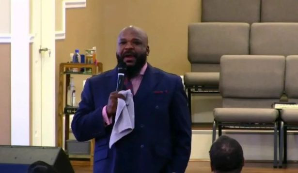 Un preot a oprit un jaf cu rugăciuni, în timpul slujbei. S-a rugat cu atacatorii. „Cred că au simțit puterea lui Dumnezeu”