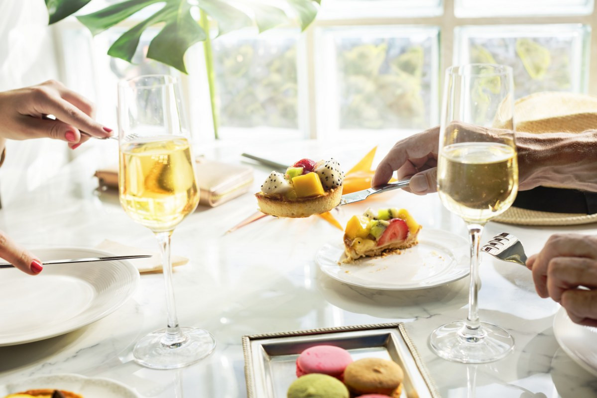 (P) Șampanie și desert, combinația care îți oferă o experiență culinară deosebită