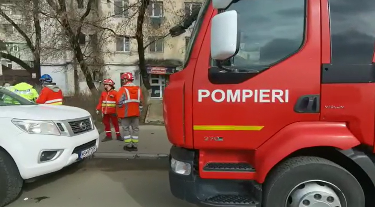 Incendiu într-un bloc din Iași: Un bărbat a fost găsit carbonizat. Alte două persoane au ajuns la spital intoxicate | FOTO