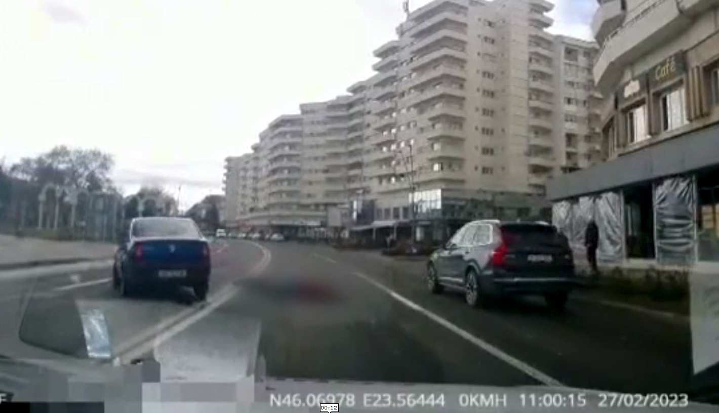 Scene incredibile. Bărbat căzut în plină stradă în Alba Iulia, ocolit de mașini. Șoferii nu au oprit să-l ajute