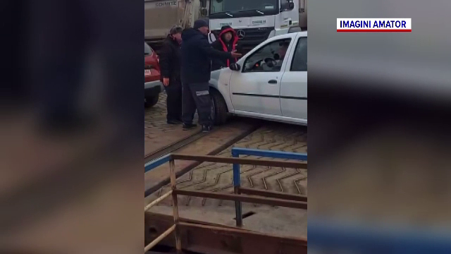 Gestul făcut de un șofer grăbit care voia să treacă Dunărea, când a văzut că bacul era plin și nu mai avea loc