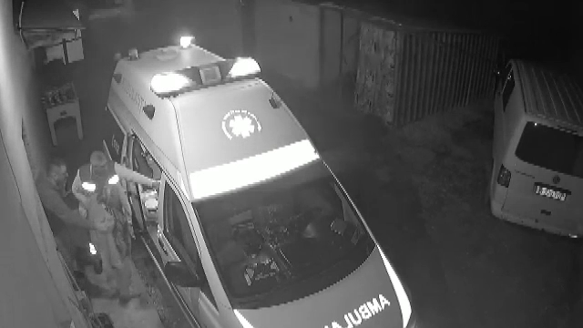 Un bărbat reclamă că mama lui a fost scăpată pe jos de personalul spitalului din Targoviște și a suferit o fractură de femur