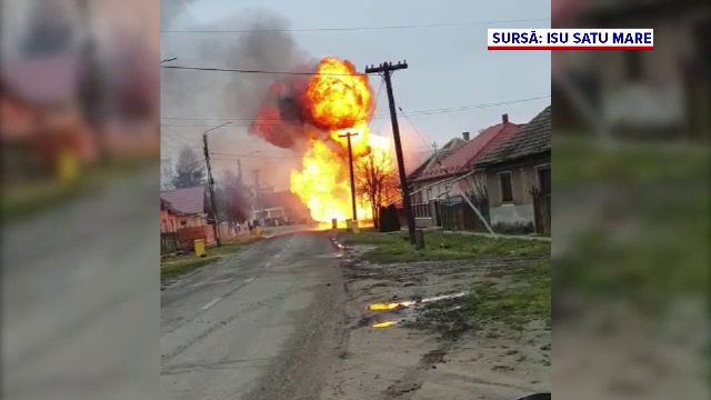 O dubă plină cu butelii a intrat în peretele unei case, a lovit o țeavă cu gaze și a luat foc, în Satu Mare. GALERIE FOTO