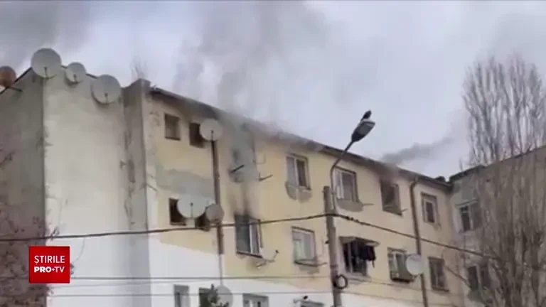 Incendiu într-un bloc din Iași: Un bărbat a fost găsit carbonizat. Alte două persoane au ajuns la spital intoxicate | FOTO