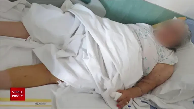Un bărbat reclamă că mama lui a fost scăpată pe jos de personalul spitalului din Targoviște și a suferit o fractură de femur