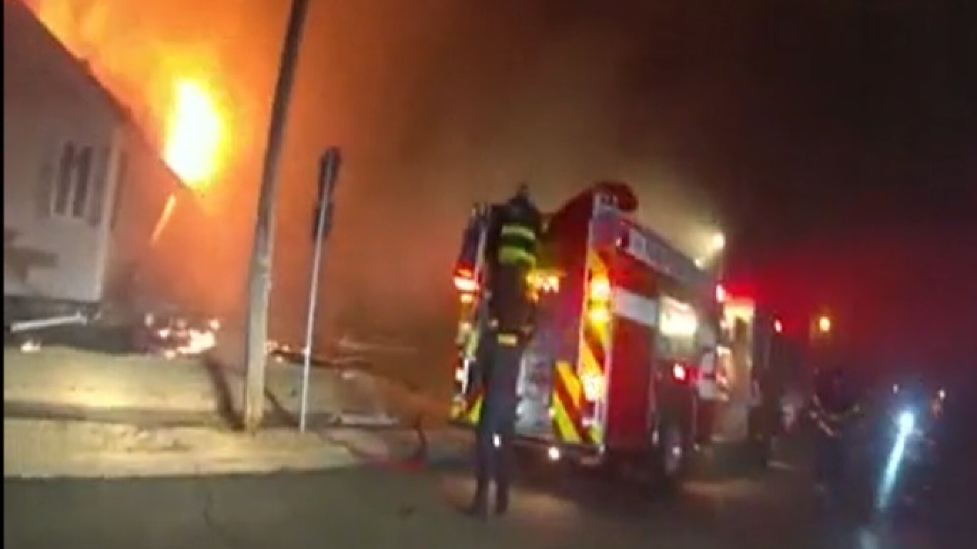 O casă din New Jersey a explodat în timp ce o echipă de pompieri se afla în interior