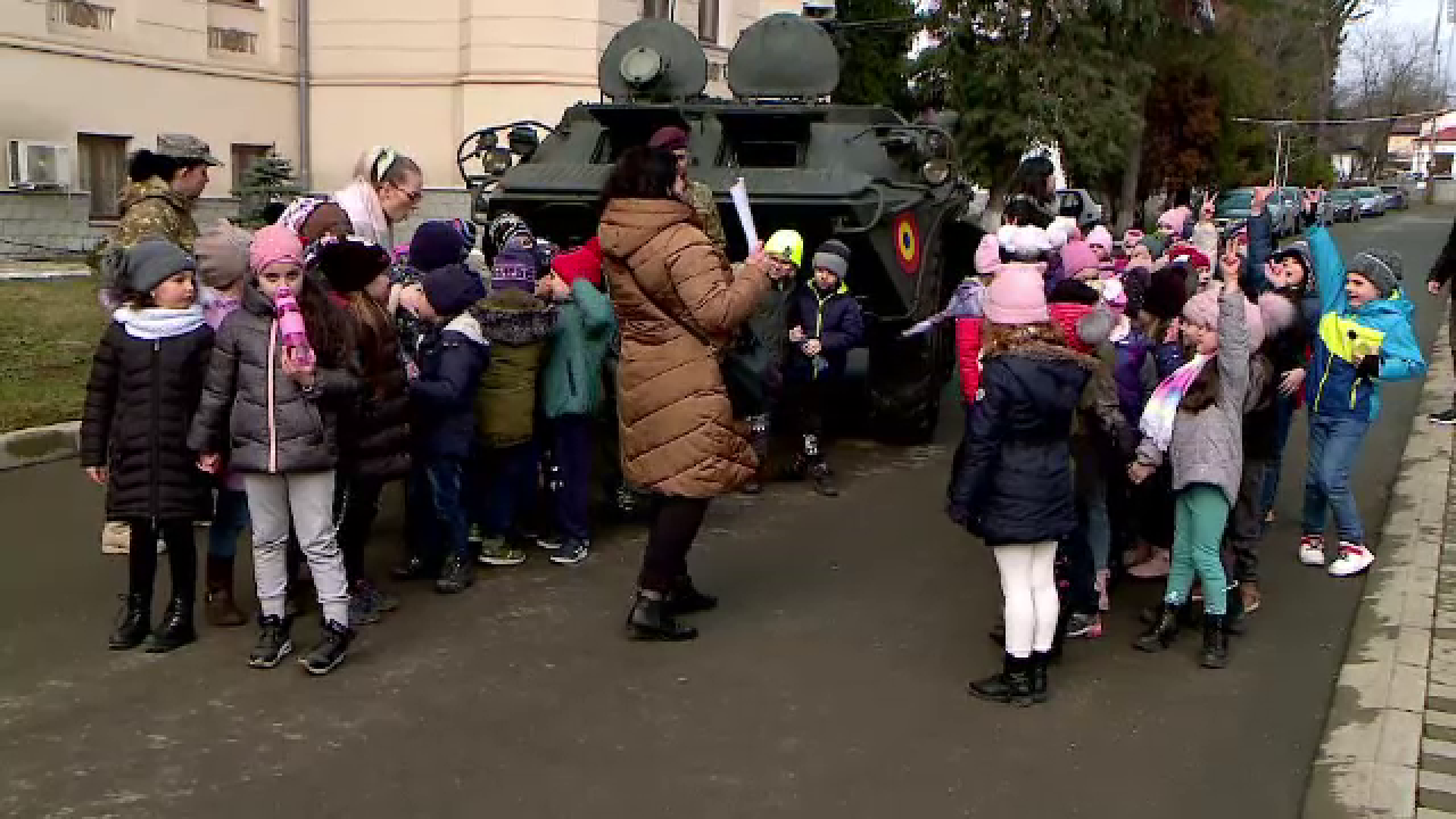 Copiii din Iași au aflat secretele vieții de militar. ”Și când vrei să împuști pe cineva?”