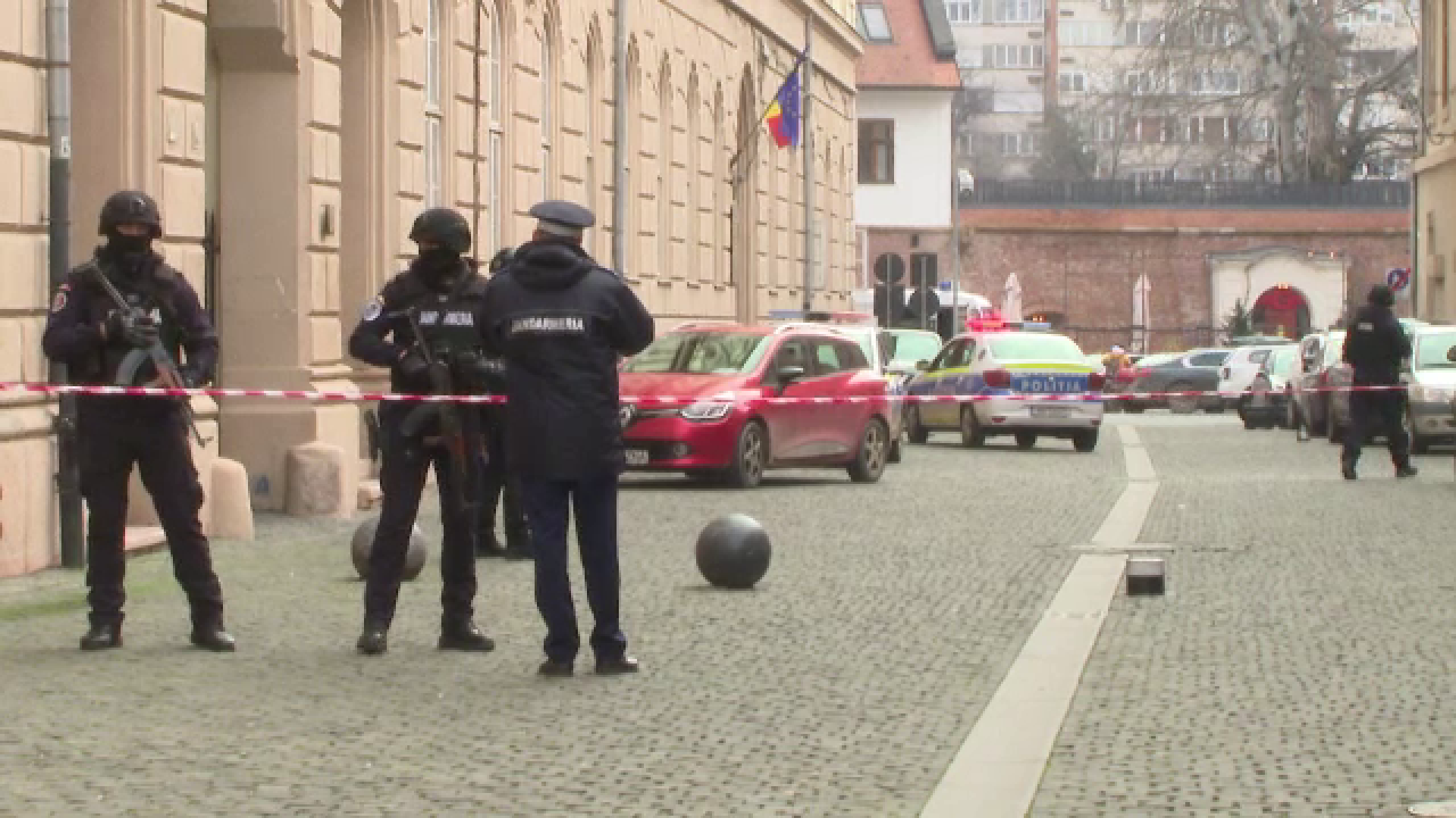 Un laptop suspect și o foaie misterioasă au fost lăsate la poarta Palatului de Justiție din Timișoara