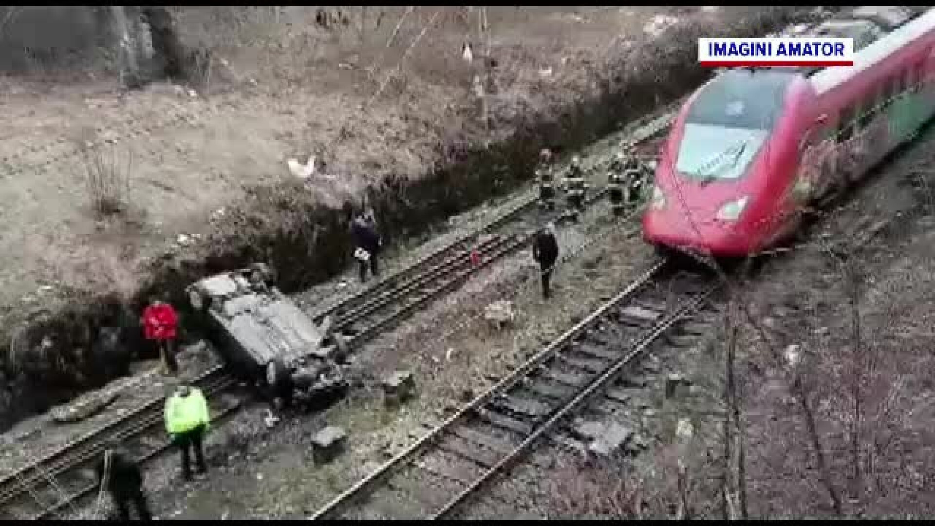 Un autoturism a sărit de pe un pod şi a ajuns pe calea ferată, la Predeal. Șoferul a fost rănit