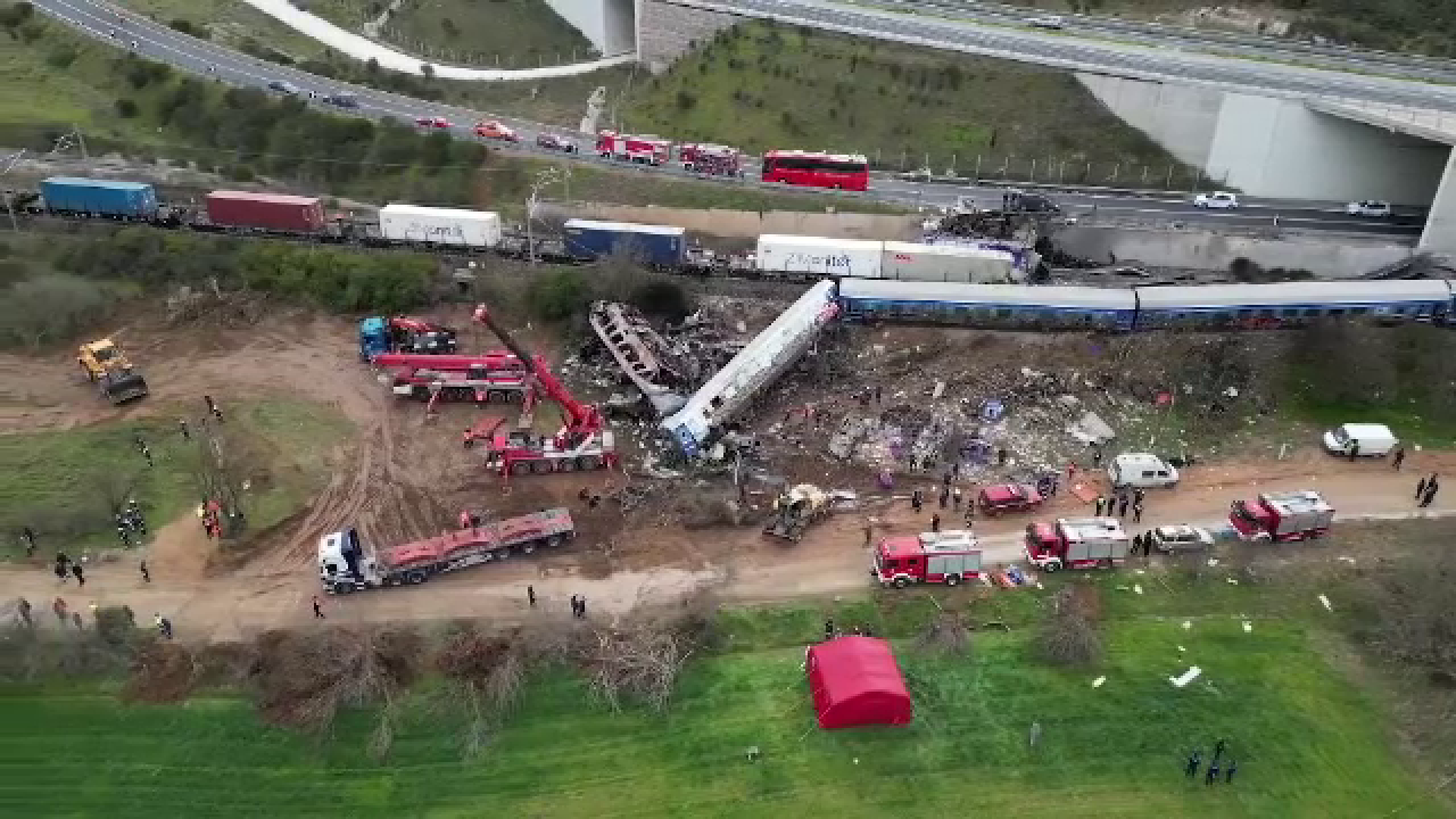 Imagini din dronă cu carnagiul din Grecia. Pasagerii au fost aruncați pe ferestrele vagoanelor