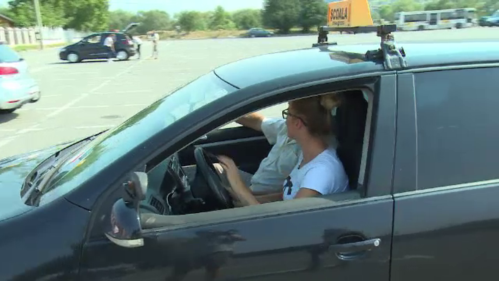 Adolescenții de 17 ani ar putea să ia carnetul de conducere. Care sunt condițiile propuse de CE