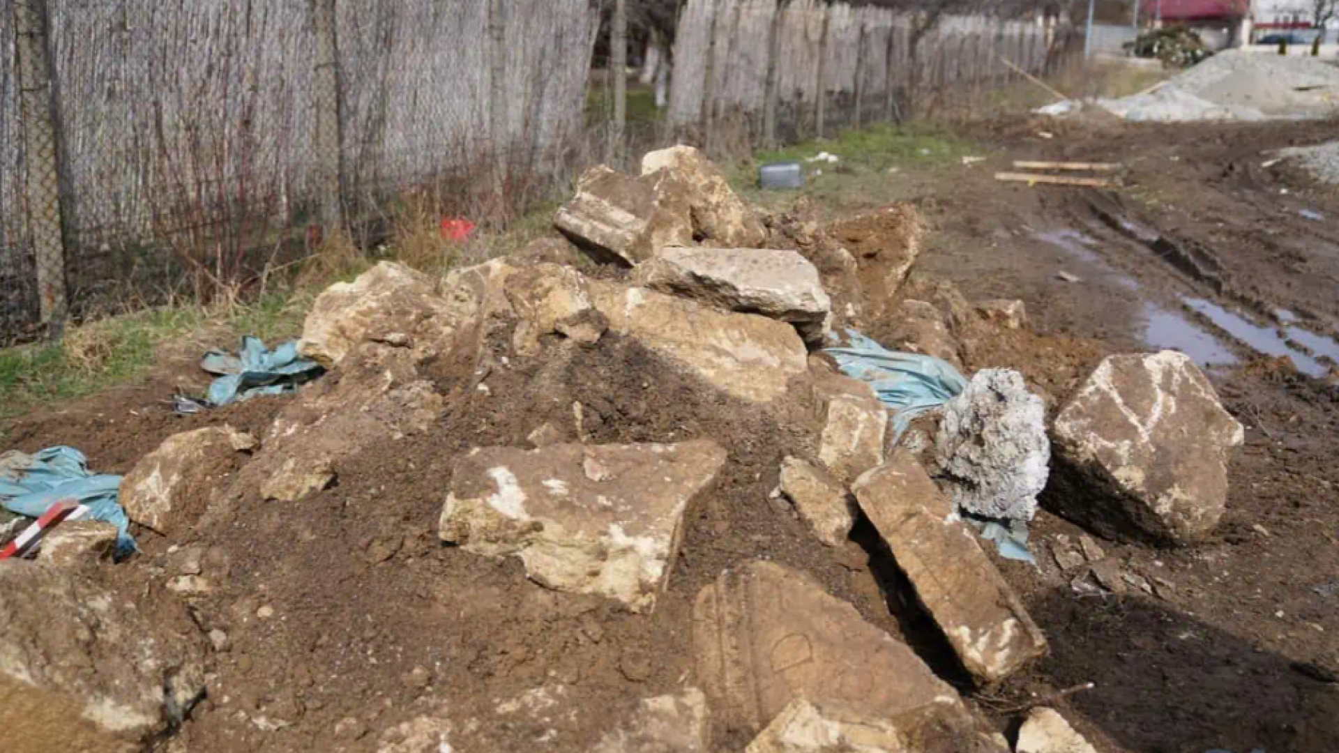 Sarcofag roman vechi de 1.700 de ani, distrus cu excavatorul în cimitirul din Alba Iulia. A fost deschis dosar penal