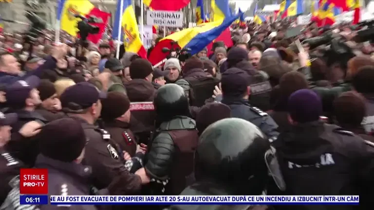 Tensiuni la Chișinău: Protestatarii au blocat centrul orașului și au fost ciocniri cu forțele de ordine. GALERIE FOTO
