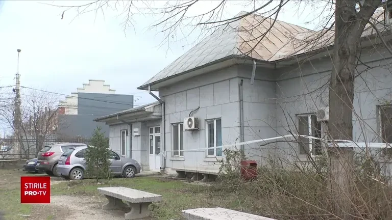 Un bărbat din Arad a scăpat ca prin minune, după ce mașina sa a căzut de pe un viaduct