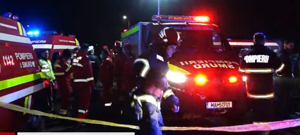 Accident grav în Maramureș. O mașină și un autobuz plin cu muncitori s-au ciocnit frontal