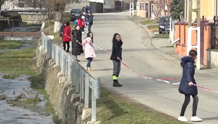 Elevii și localnicii din satul Cricău au realizat un mărțișor lung de un kilometru