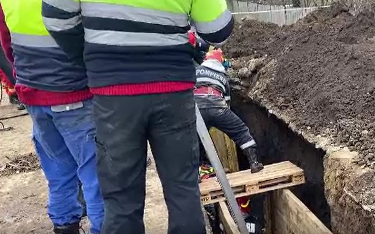 Iași: Un bărbat de 45 de ani a fost îngropat de viu, după ce un mal de pământ s-a prăbușit peste el