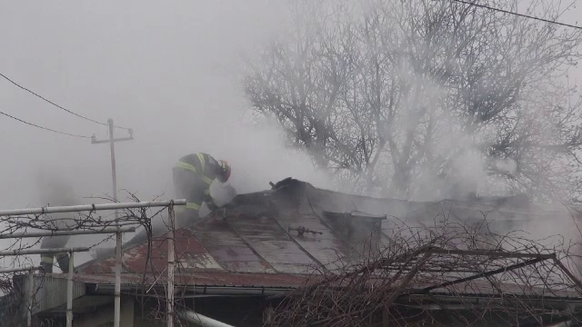 A vrut să aprindă focul în sobă cu benzină și a provocat un incendiu de proporții. Trei case au fost distruse de flăcări