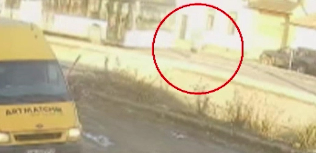 O femeie din județul Bistrița a fost lovită de un autobuz în timp ce traversa strada regulamentar. Momentul a fost filmat