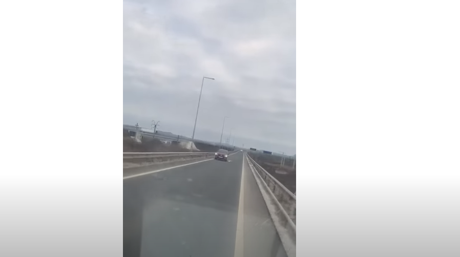 Un șofer inconștient a condus pe contrasens, pe autostradă. Bărbatul de 72 de ani a fost filmat