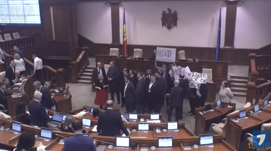 Îmbrânceli în Parlamentul din R. Moldova din cauza proiectului privind limba română. VIDEO și GALERIE FOTO
