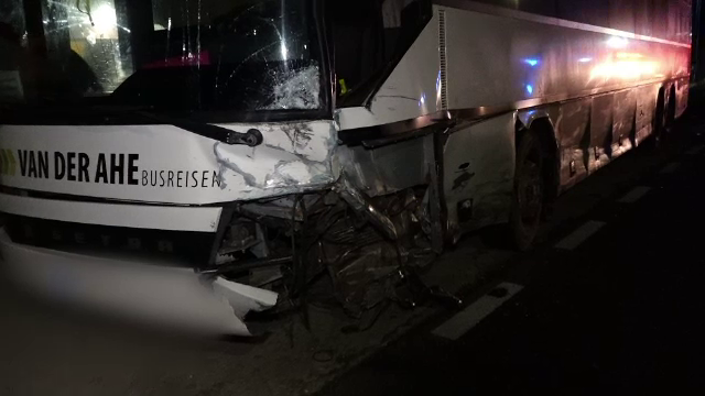 Accident grav în Maramureș. O mașină și un autobuz plin cu muncitori s-au ciocnit frontal