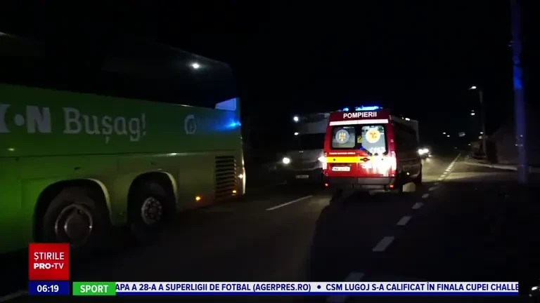 Accident grav în Maramureș. O mașină și un autobuz plin cu muncitori s-au ciocnit frontal