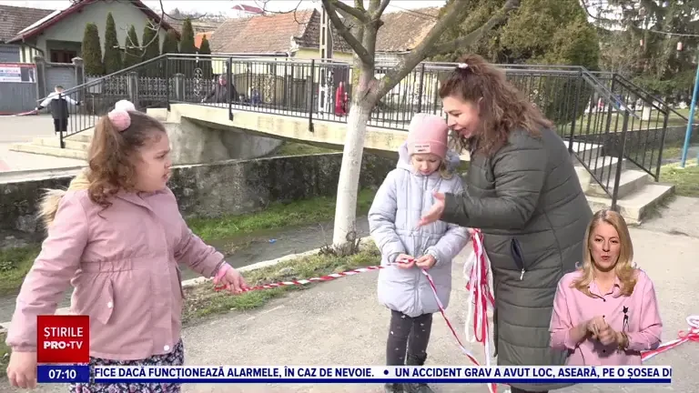 Elevii și localnicii din satul Cricău au realizat un mărțișor lung de un kilometru