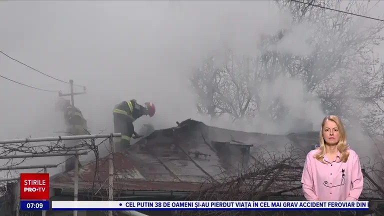 Trei imobile au ars într-un incendiu puternic din Bacău. Proprietarul unei case a vrut să aprindă focul în sobă cu benzină