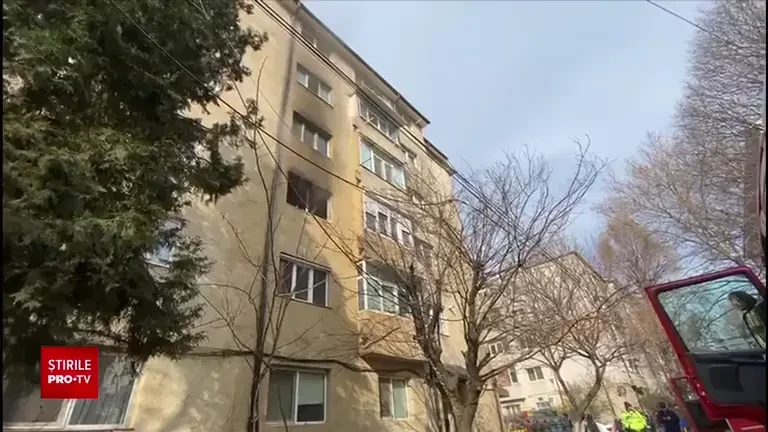 Incendiu puternic la un bloc din Constanța. Locatarii au fost evacuați de urgență | FOTO