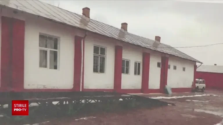 Zeci de clădiri în care lucrează cei care trebuie să ne salveze riscă să se prăbușească. Ce măsuri s-au luat GALERIE FOTO