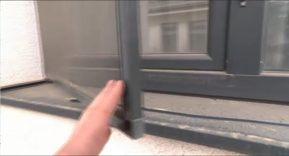 Utilizarea banalei creme de protecție solară la care nu te-ai fi gândit. Geamurile nu vor mai trebui spălate niciodată