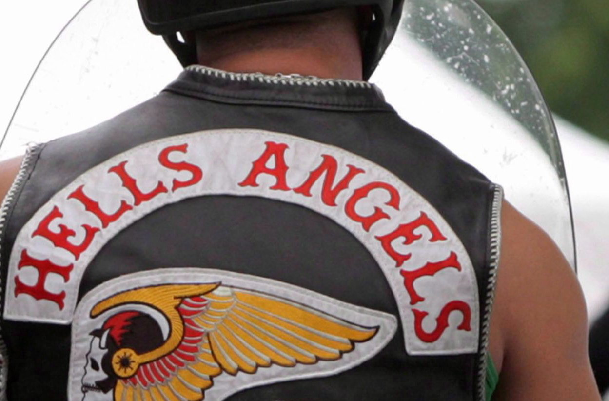 Motociclist Hells Angels de 62 ani, inculpat pentru exploatarea soției. A obligat-o să satisfacă cel puțin 120 de bărbați