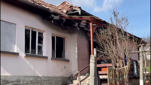 Două persoane din Dej au suferit arsuri grave după ce le-a luat foc casa. Cum le-a salvat un pompier