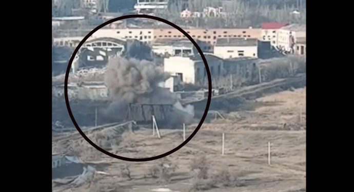 VIDEO. Bătălia pentru Bahmut. Forţele Ucrainei ar fi aruncat în aer un pod din propriul oraș