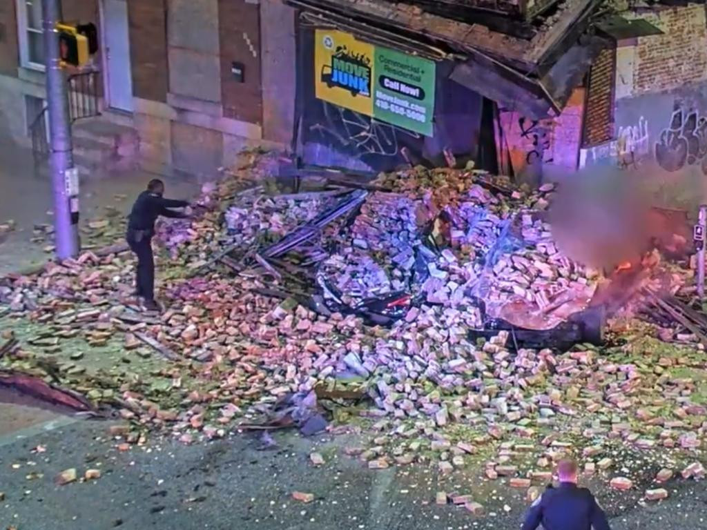 Momentul în care un șofer provoacă prăbușirea unei clădiri, în timp ce fugea de poliție. Un pieton a murit