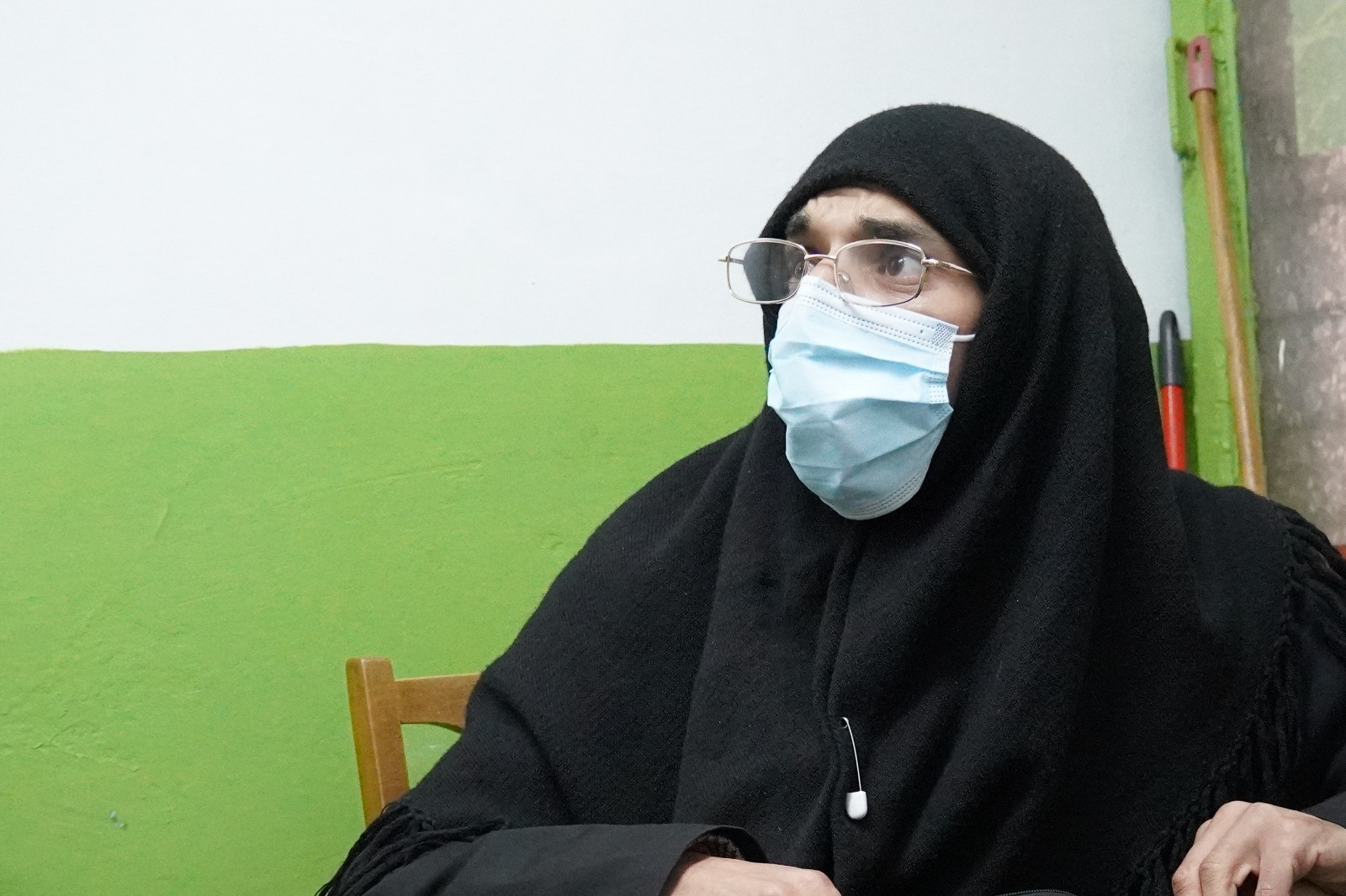 Surpriză după ce polițiștii au ridicat o „măicuță” care cerșea în fața unei biserici din Bacău. Cine era, de fapt. FOTO