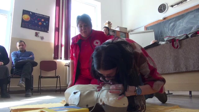 Voluntarii de la Crucea Roșie au început o campanie în școli prin care învață elevii și profesorii să acorde primul ajutor