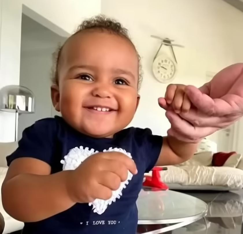 Bebeluș de 1 an și 7 luni, găsit mort în casă după ce a înghițit droguri. Ce s-a descoperit la autopsie | FOTO