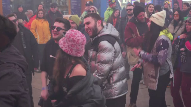 Fanii festivalului Massif se pregătesc de ultima zi de festival. Pe scenă sunt așteptați să facă atmosfera Ian și Morten