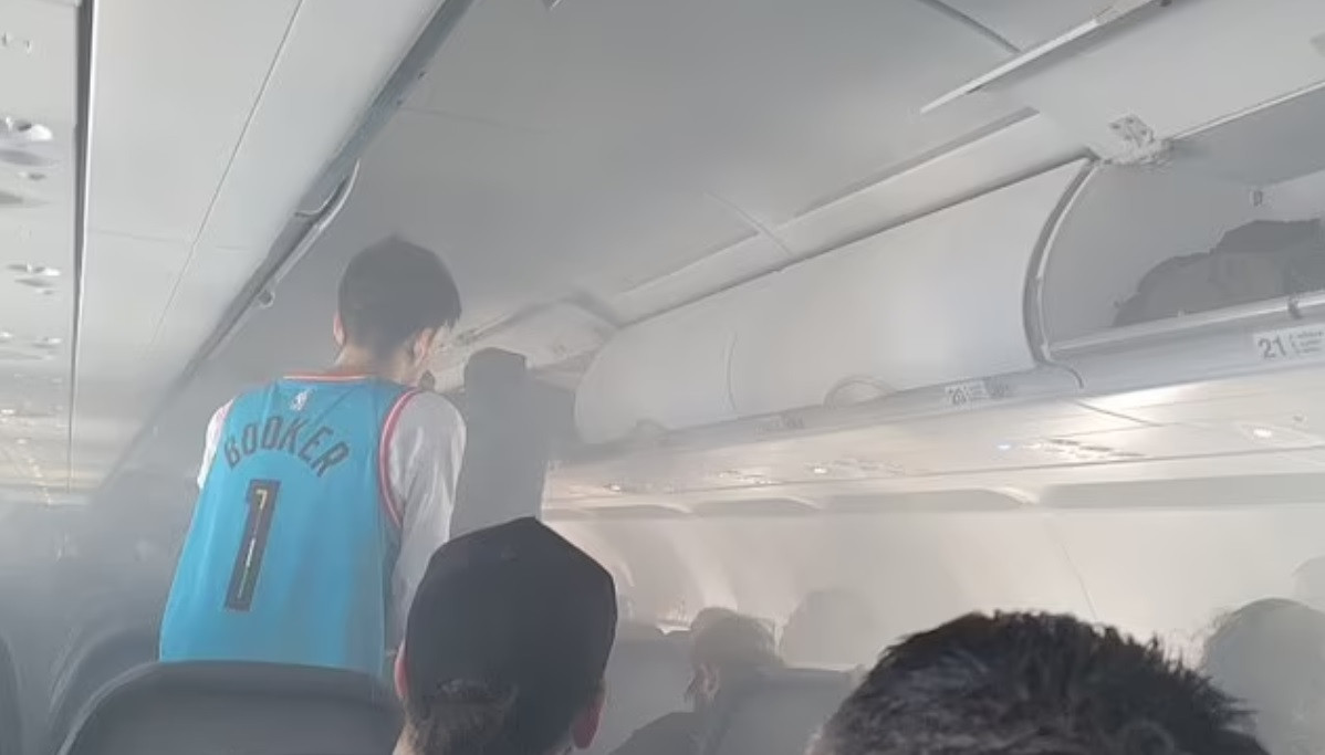 Panică la bordul unui avion, după ce bagajul unui pasager a luat foc. Cel puțin 10 persoane au fost rănite. VIDEO