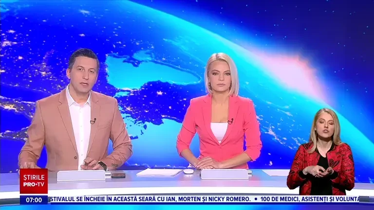 O mașină de poliție a fost lovită în plin de un taxi, în București. Autospeciala s-a răsturnat în mijlocul străzii