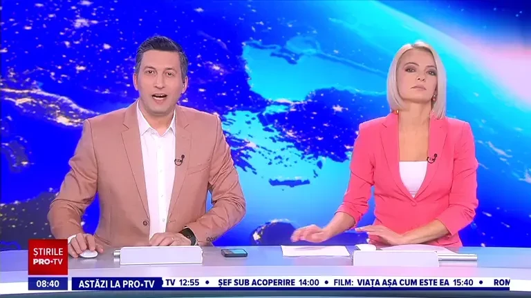 Un elan a vrut să atace un bărbat aflat pe snowmobil, dar a eșuat. Ce s-a întâmplat după cu animalul | VIDEO