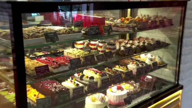 O cofetărie din Iași a lansat „produsul social”. Cremșnitul costă 18 lei