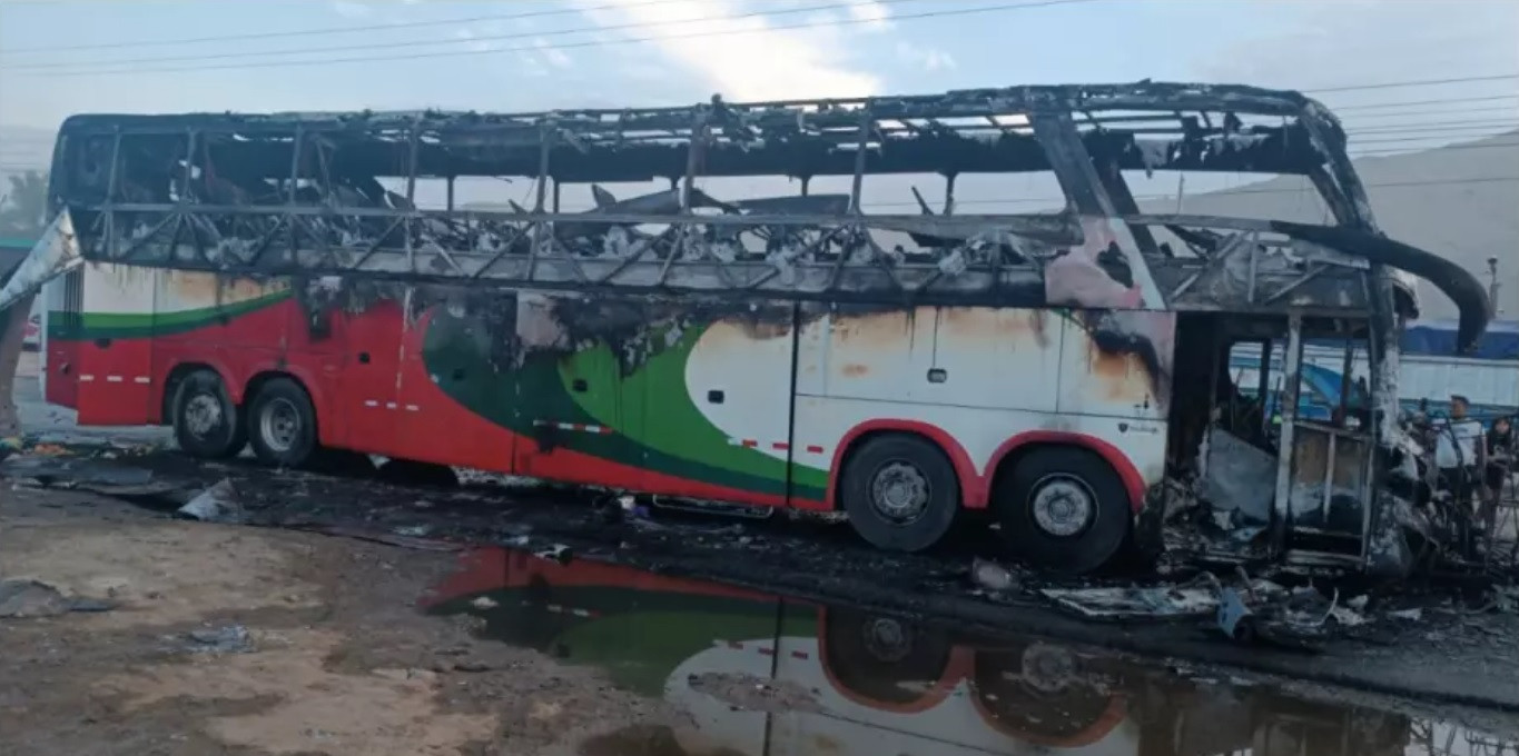 Cel puțin 13 oameni au murit arși de vii după un accident de autobuz, în Peru. FOTO&VIDEO