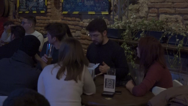 Concursuri de cultură generală la cafenele din Cluj. Tinerii lasă deoparte telefoanele și se întrec în cunoștințe