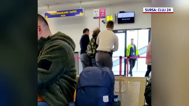 Un bărbat a fost dat jos din avion și încătușat la Cluj-Napoca, după ce a făcut scandal