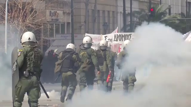 Încă o zi de proteste violente în Atena, după accidentul feroviar. Cel puțin cinci persoane au fost arestate