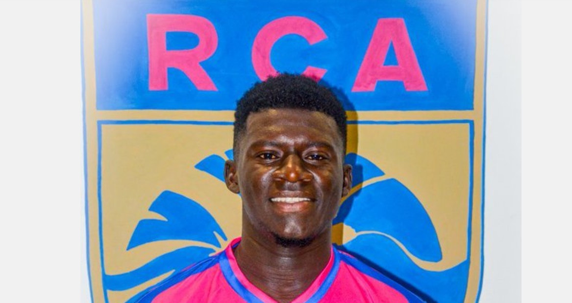 Un fotbalist de 21 de ani a murit după ce i s-a făcut rău în timpul meciului. S-a prăbușit pe teren. VIDEO